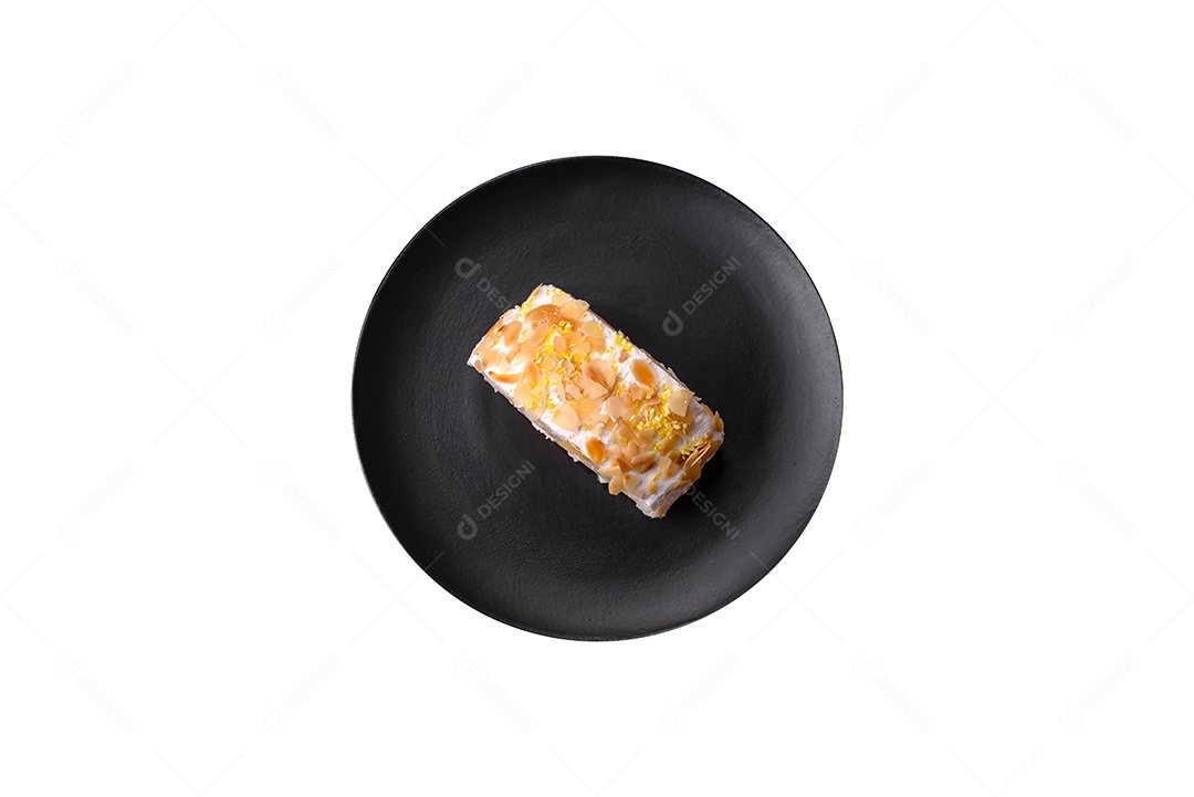 Fatia de bolo sobre prato fundo isolado