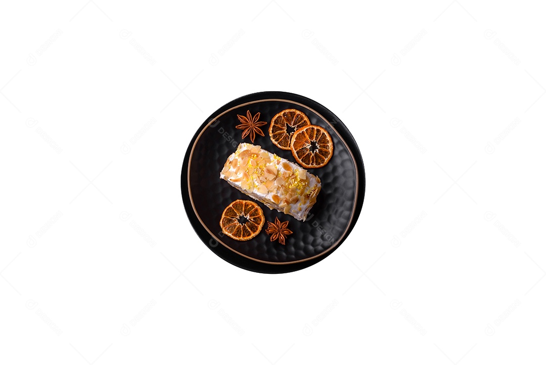 Fatia de bolo sobre prato fundo isolado