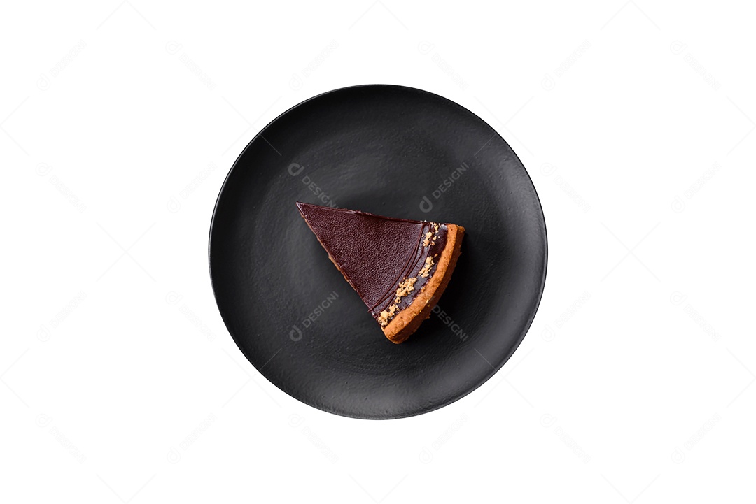 Fatia de bolo sobre prato branco sobre fundo isolado