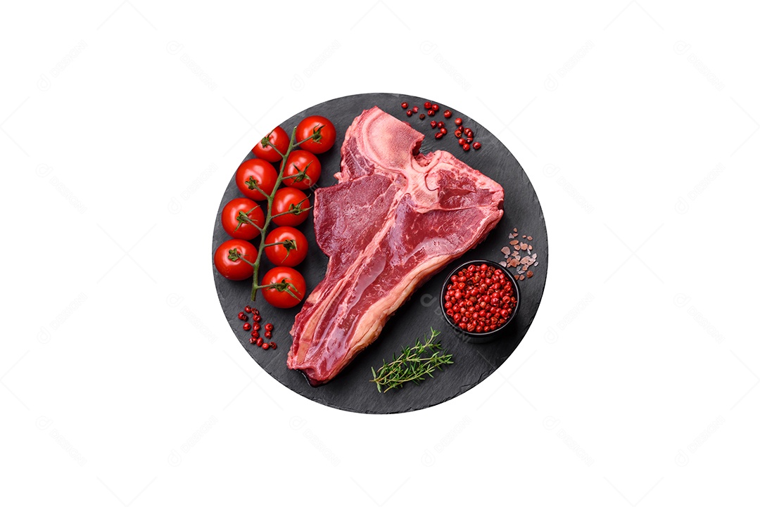 Carne crua sobre prato fundo isolado