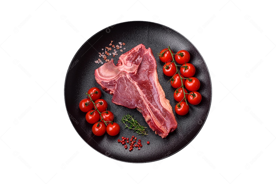 Carne crua sobre prato fundo isolado