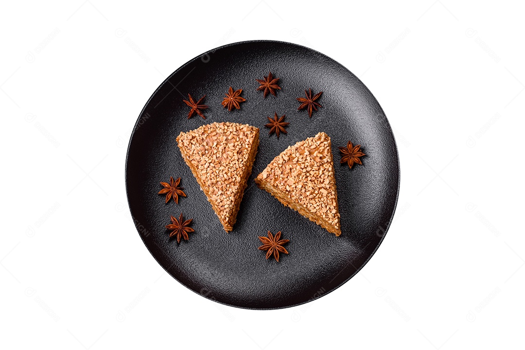 Fatia de bolo sobre prato fundo isolado