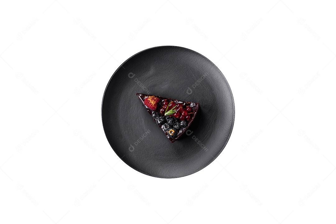 Fatia de bolo sobre prato fundo isolado