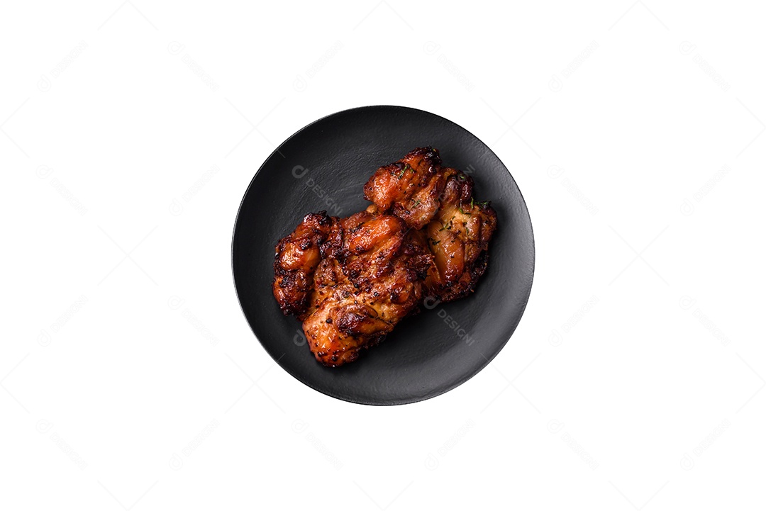 Carne grelhada sobre prato fundo isolado