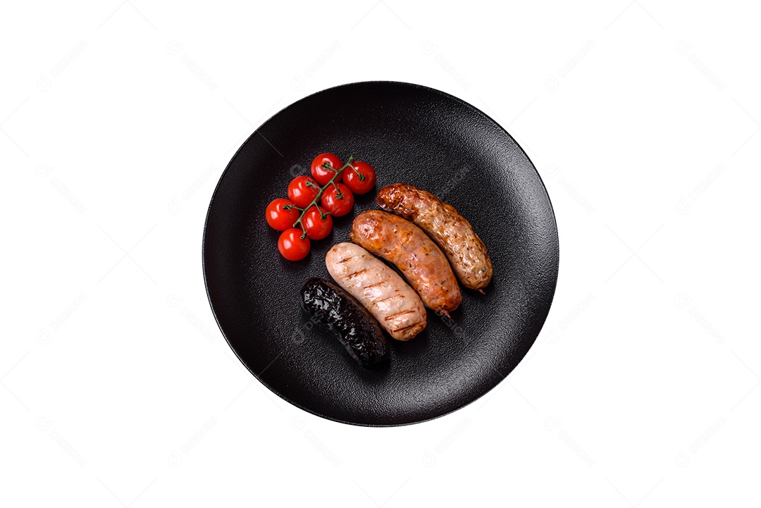 Deliciosas salsichas grelhadas suculentas com sal, especiarias e ervas numa placa cerâmica sobre um fundo escuro de concreto