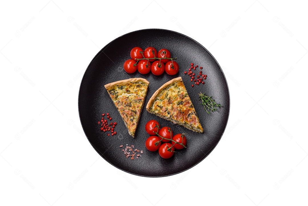 Fatia de pizza sobre prato fundo isolado