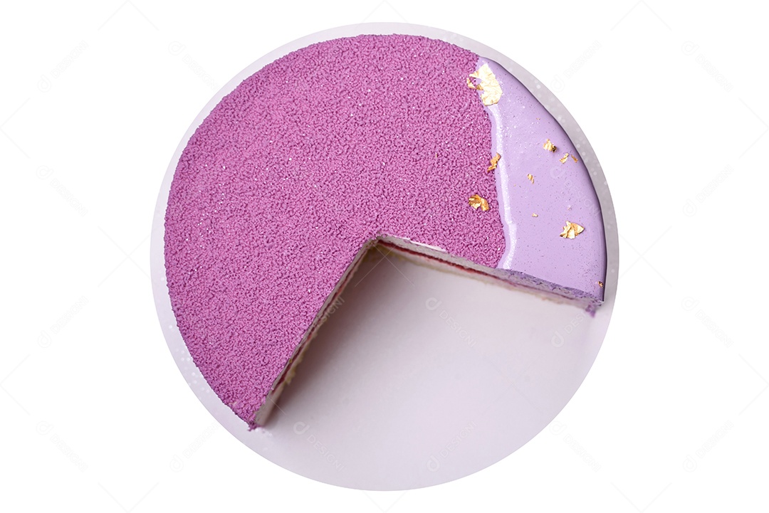 Bolo confeitado sobre prato fundo isolado