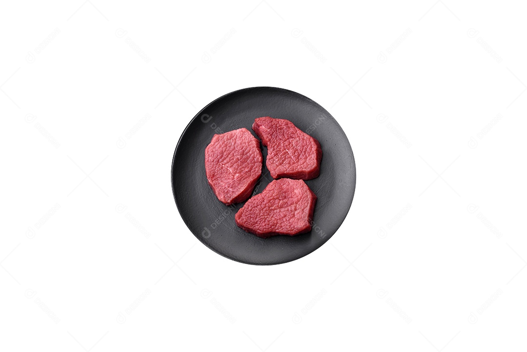 Carne de peru crua em forma de fatias com sal, especiarias e ervas sobre um fundo escuro de concreto