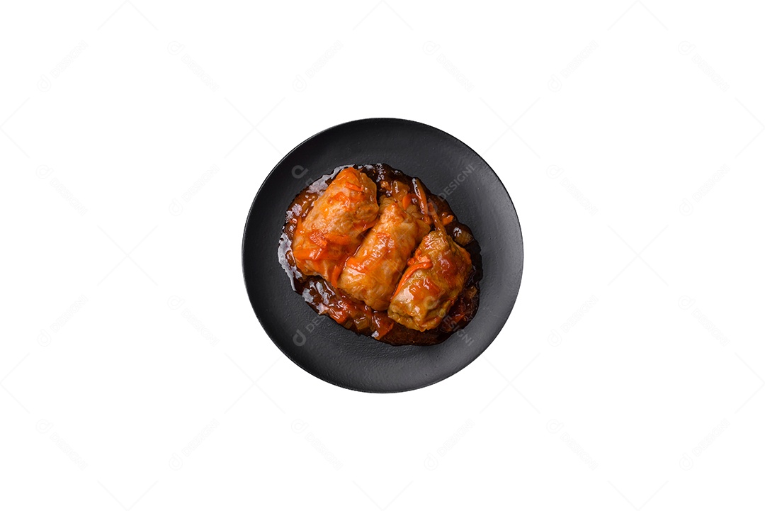 Delicioso dolma em molho de tomate com cenoura, cebola, sal, especiarias e ervas sobre um fundo escuro de concreto