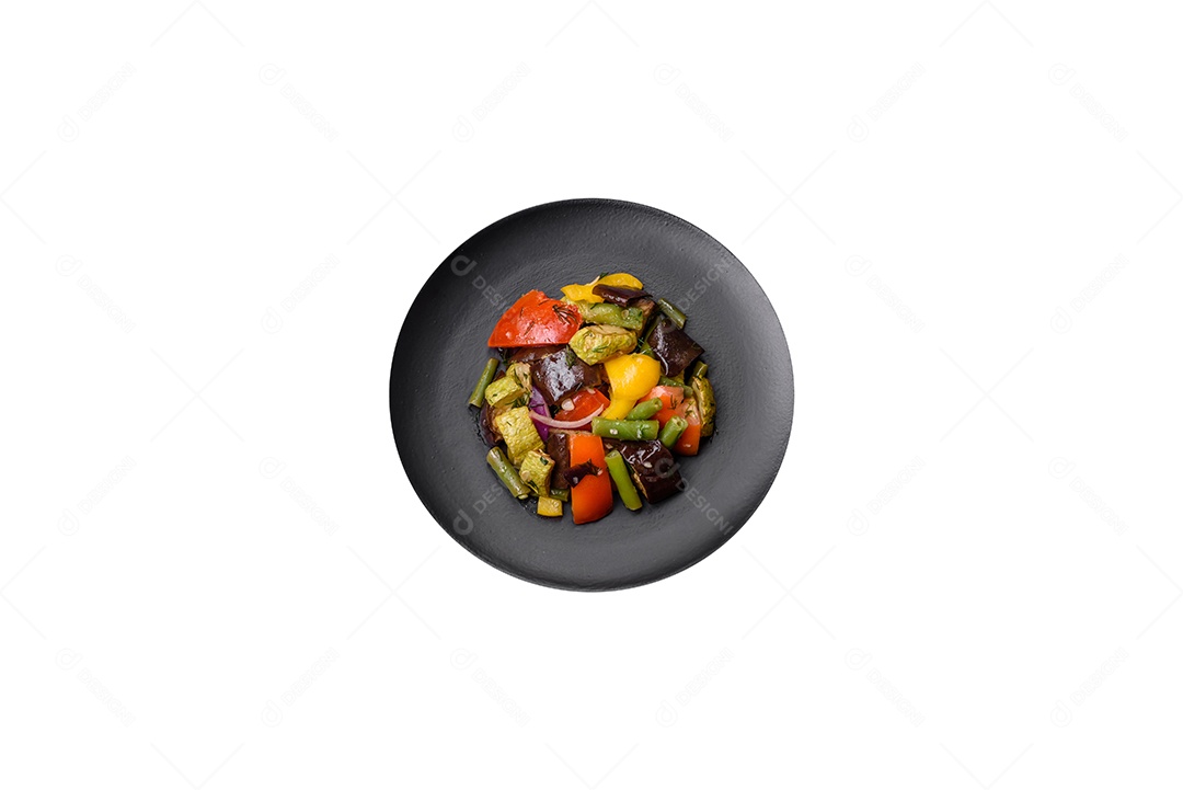 Deliciosa salada de legumes e verduras sobre fundo isolado