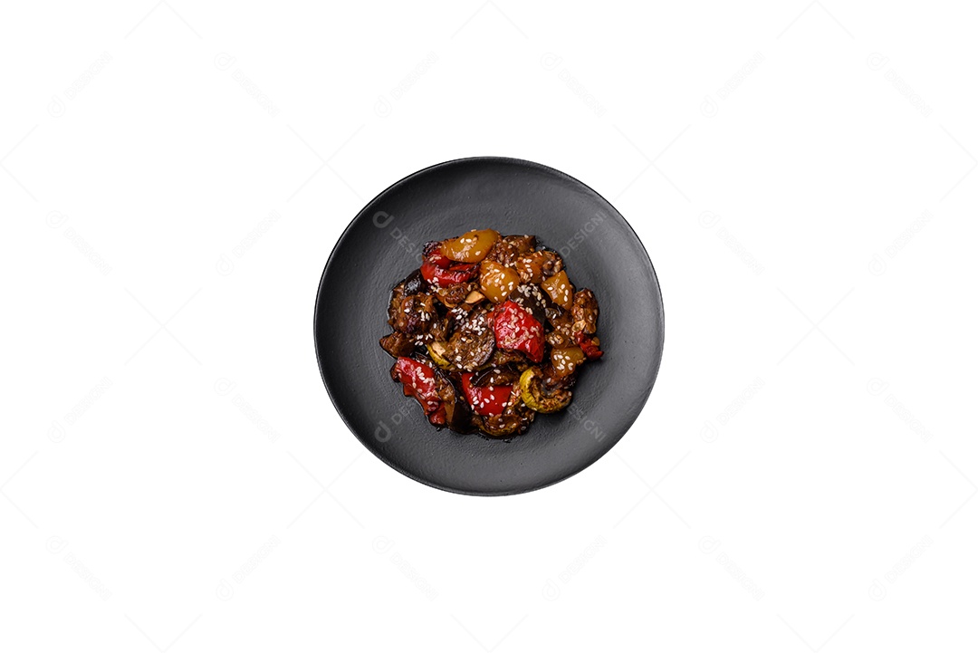 Deliciosa salada de legumes e verduras sobre fundo isolado