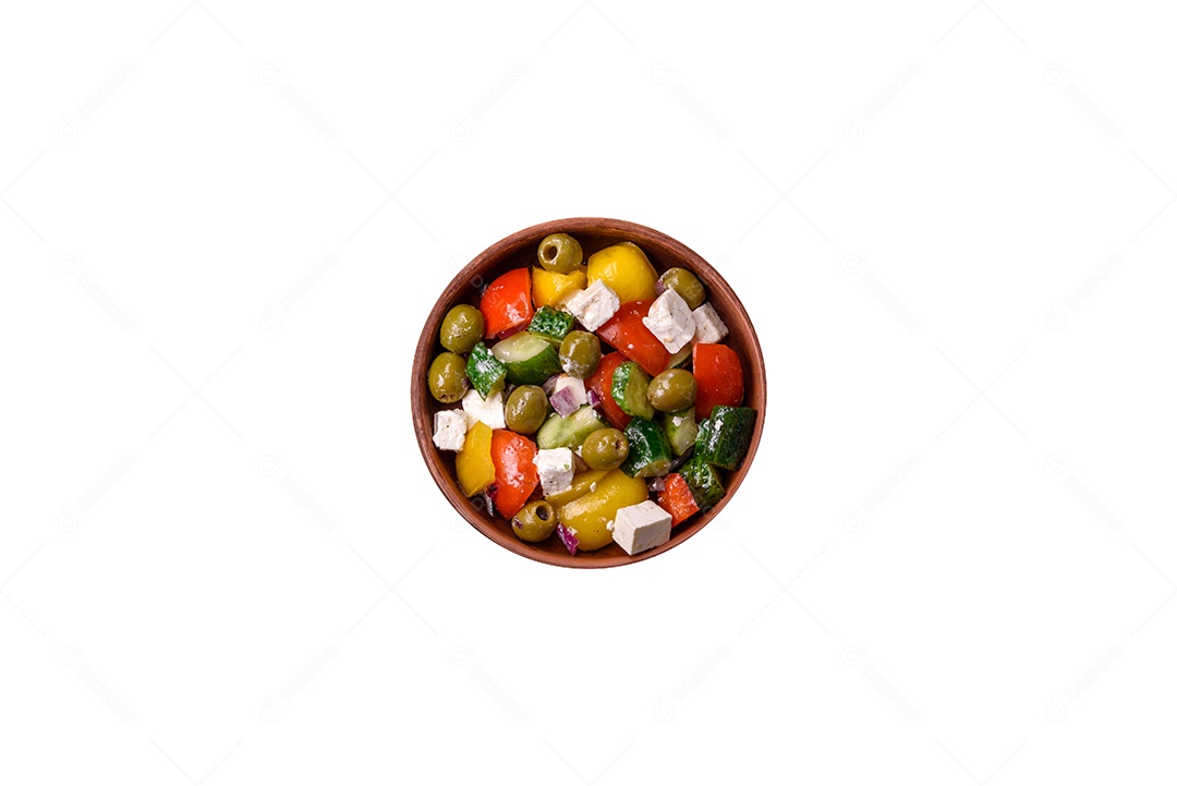 Deliciosa salada de legumes e verduras sobre fundo isolado
