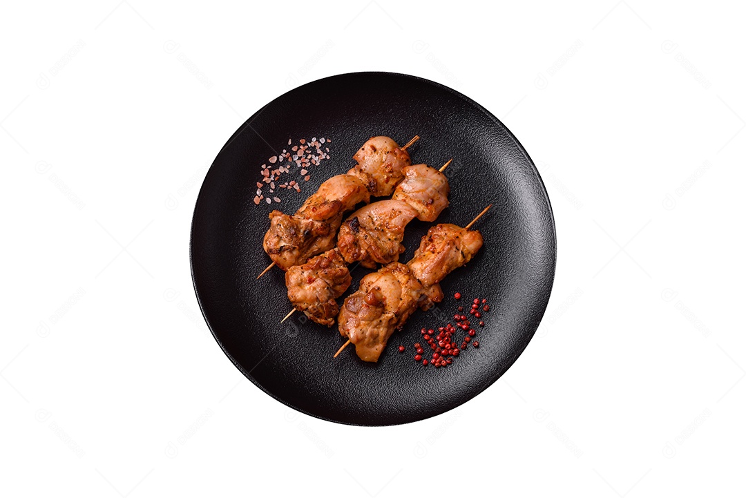 Espetos assados sobre prato fundo isolado