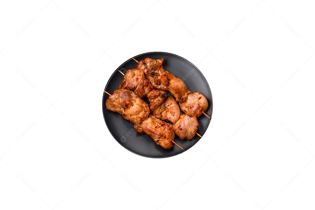 Espetos assados sobre prato fundo isolado