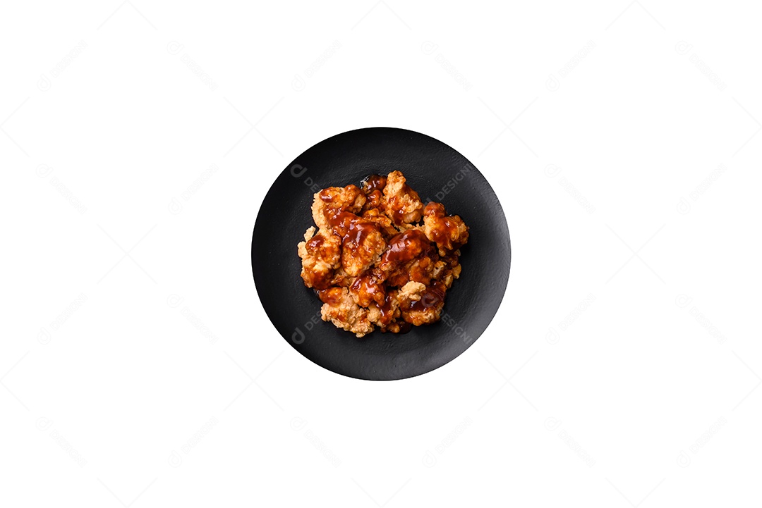 Deliciosa salada de legumes e verduras sobre fundo isolado