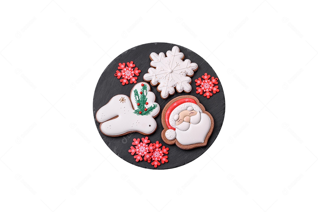 Lindos biscoitos de gengibre caseiros coloridos e brilhantes em uma placa de cerâmica sobre um fundo escuro de concreto