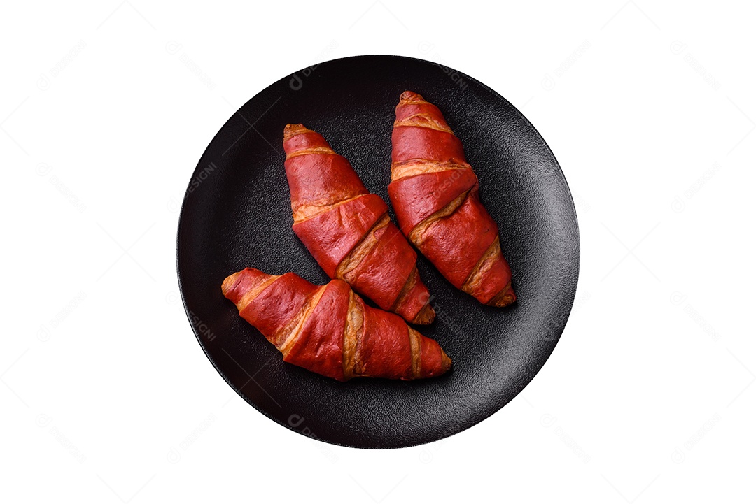 Pães sobre prato fundo isolado