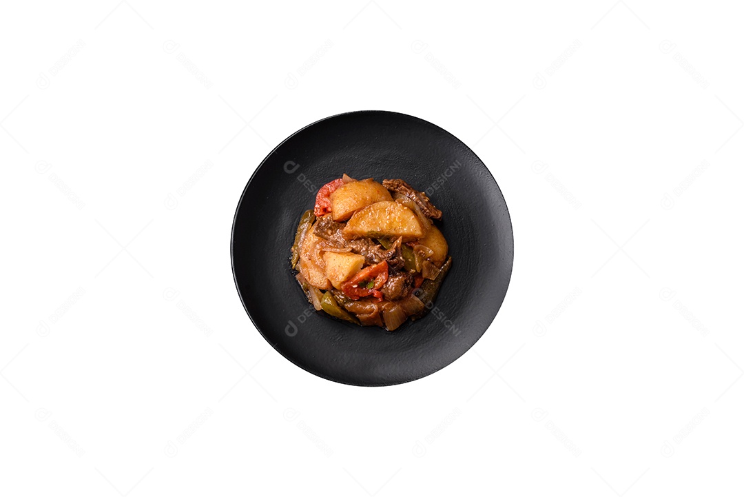 Deliciosa salada de legumes e verduras sobre fundo isolado