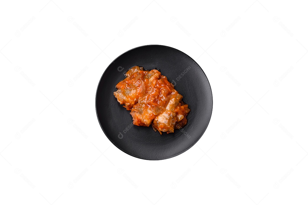 Delicioso dolma em molho de tomate com cenoura, cebola, sal, especiarias e ervas sobre um fundo escuro de concreto