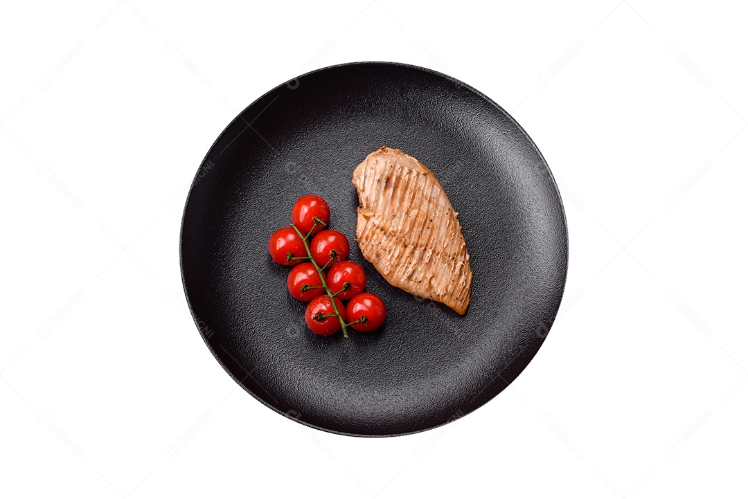 Carnes grelhadas sobre uma mesa