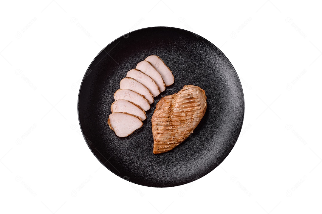 Carnes grelhadas sobre uma mesa