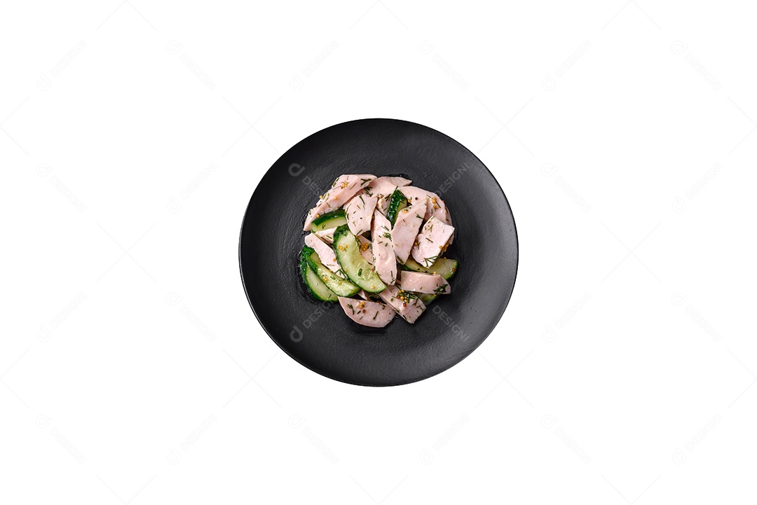 Legumes deliciosos pimentões cozidos no vapor, feijão de espargos e batatas fatiadas com molho de soja sobre um fundo escuro de concreto