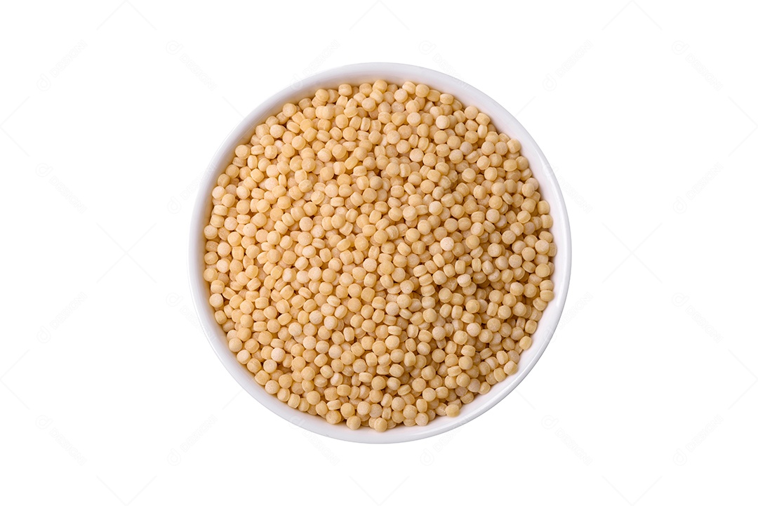 Quinoa crua saudável em uma tigela sobre um fundo escuro de concreto. Comida saudável e útil