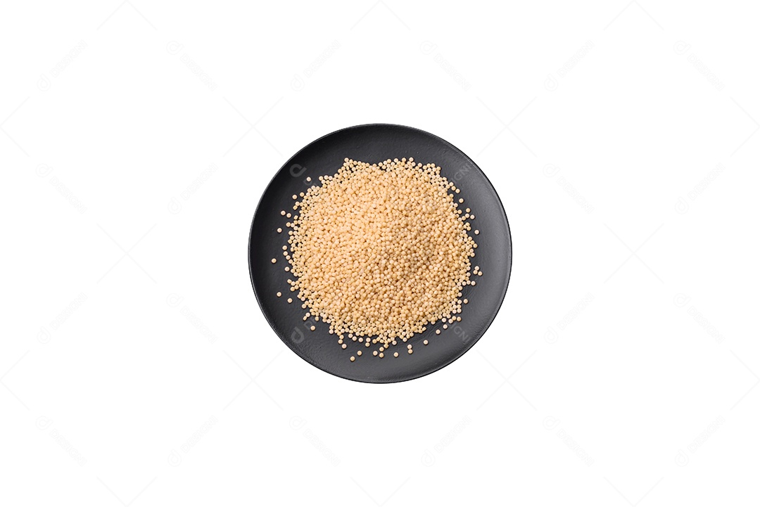 Quinoa crua saudável em uma tigela sobre um fundo escuro de concreto. Comida saudável e útil