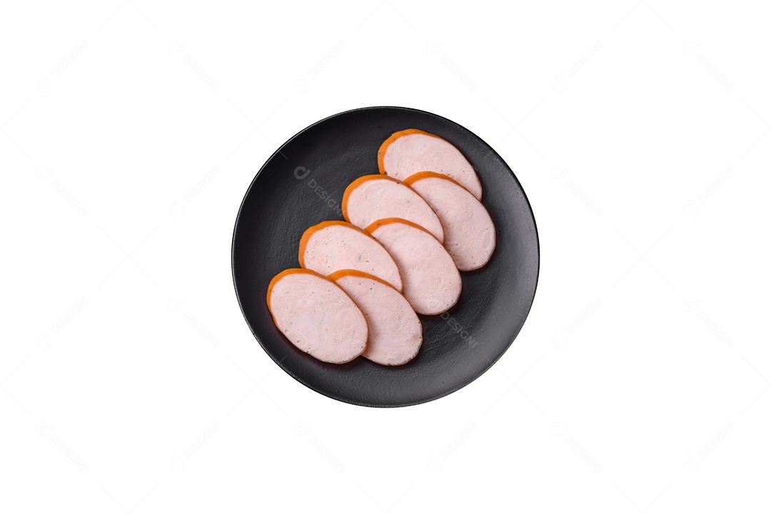Fatias de carne sobre prato fundo isolado