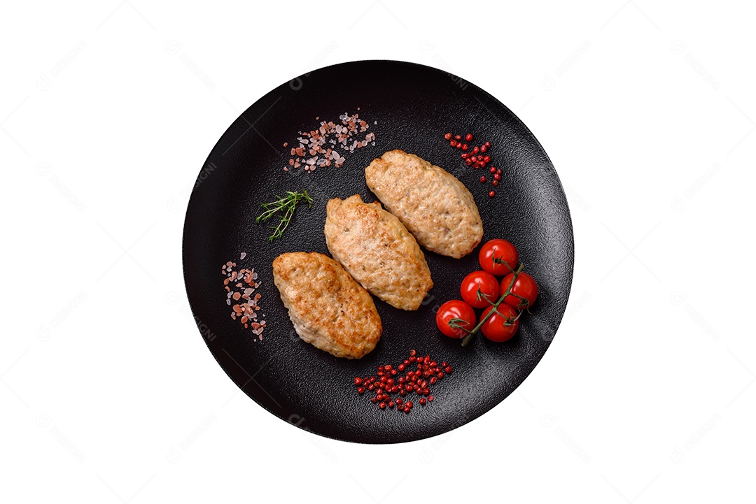 Bife grelhado sobre prato fundo isolado