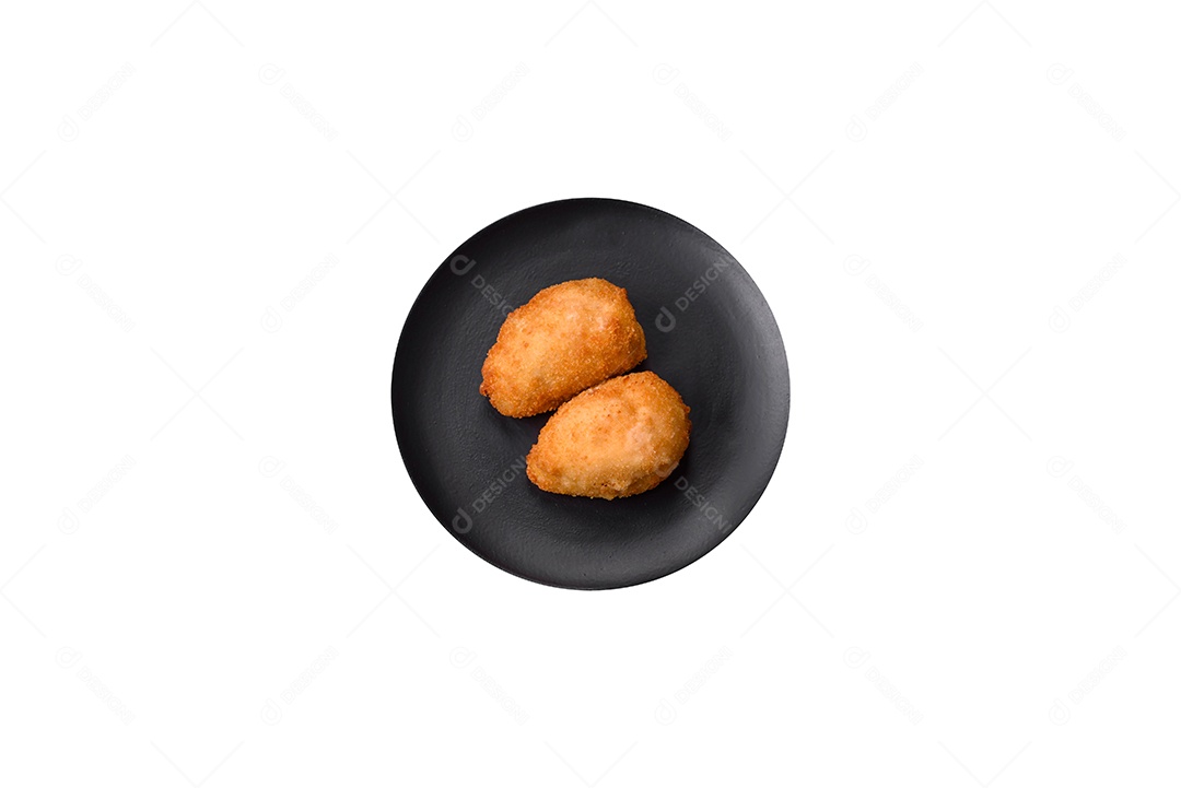 Deliciosa costeleta de batata assada recheada com frango e legumes, especiarias e sal sobre um fundo escuro de concreto