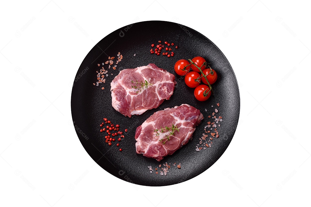 Carne suculenta sobre prato