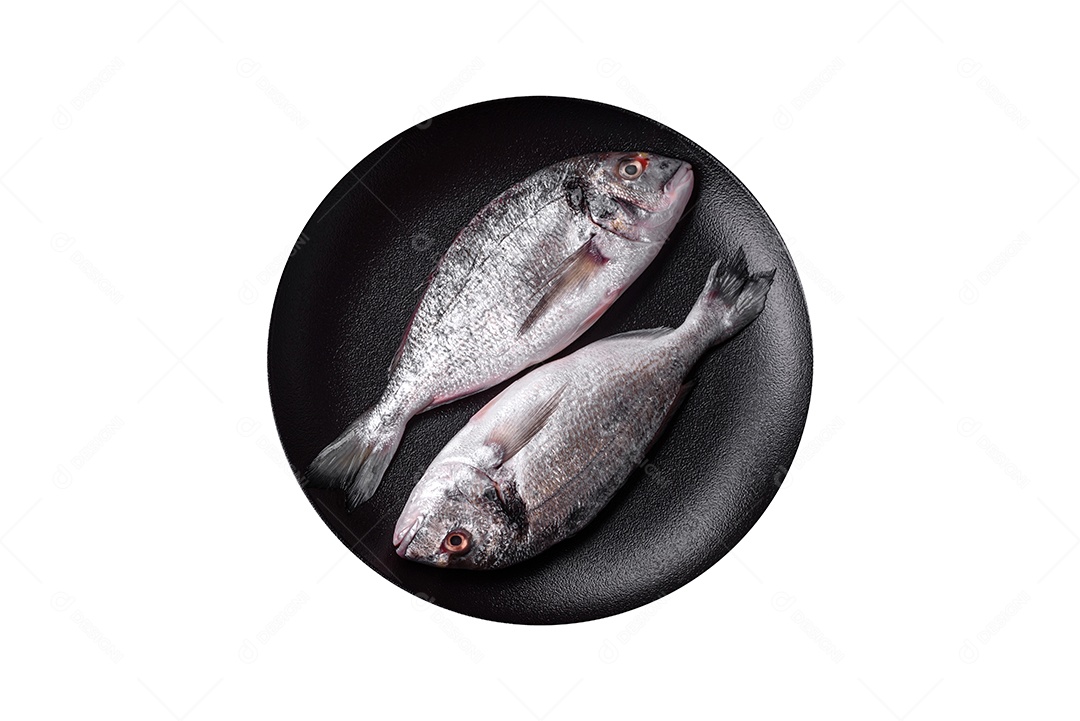 Peixes frescos sobre prato fundo isolado