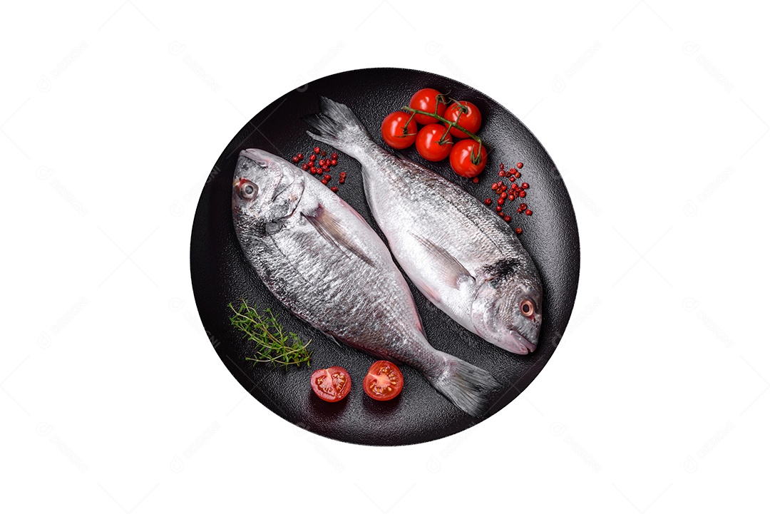 Peixes frescos sobre prato fundo isolado