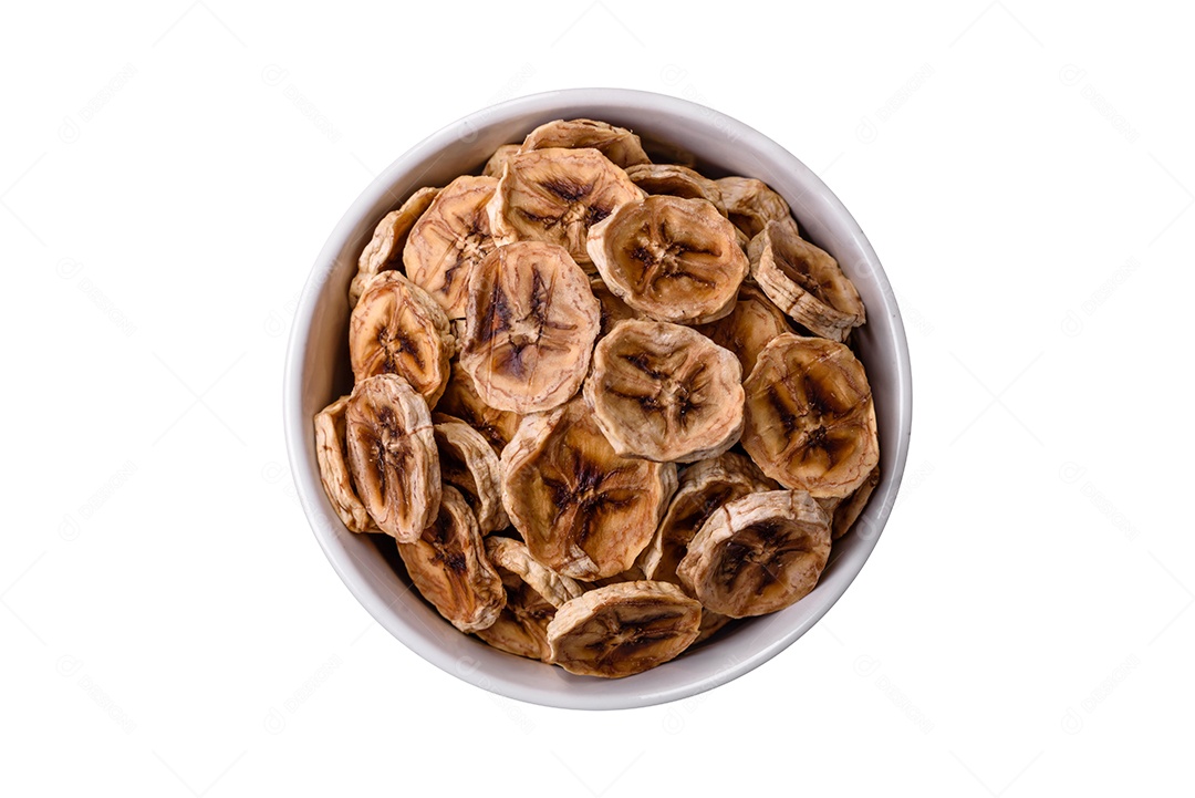 Fatias redondas de banana doce em um fundo escuro de concreto. Ingredientes para fazer doces veganos