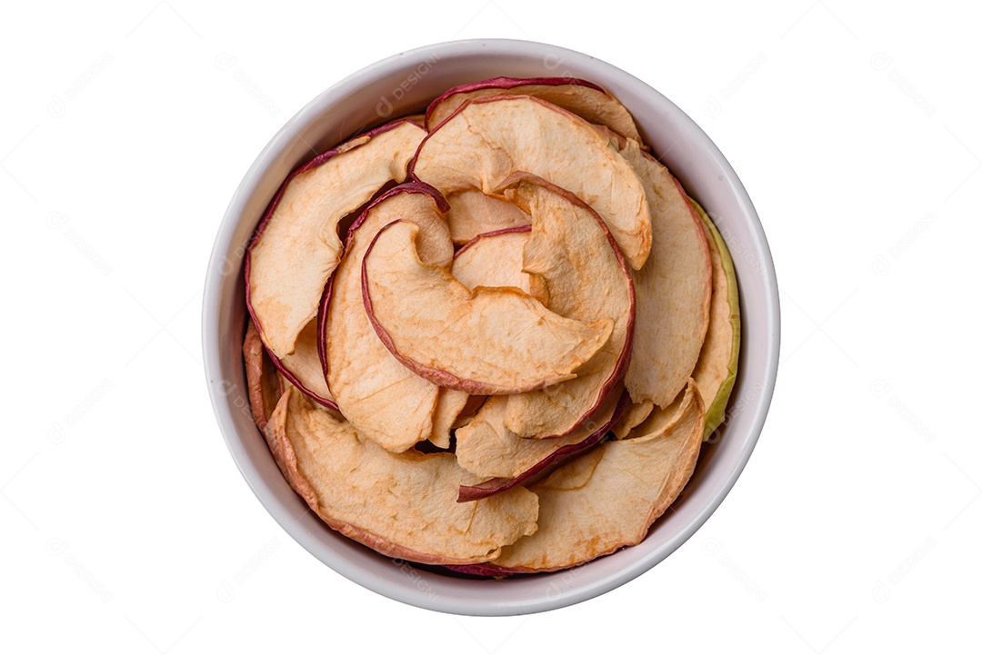 Fatias de frutas secas sobre prato fundo isolado