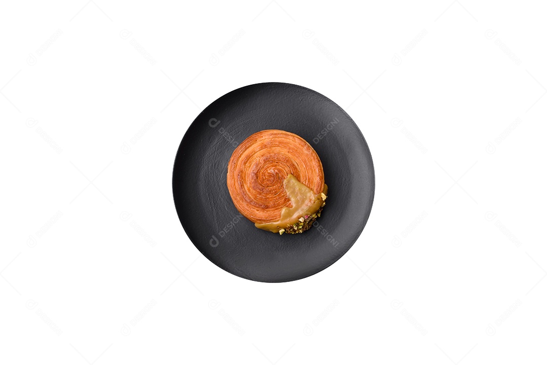 Croissant redondo de massa folhada com recheio de framboesa ou rolo de Nova Iorque sobre fundo escuro de concreto