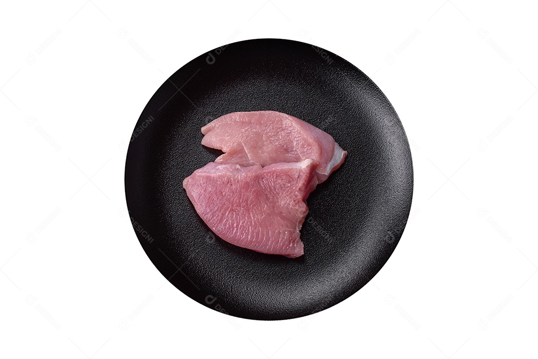 Carne crua suculenta sobre prato