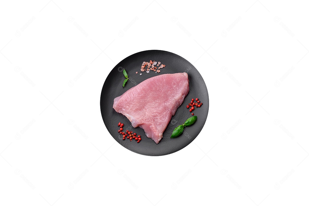 Carne crua suculenta sobre prato