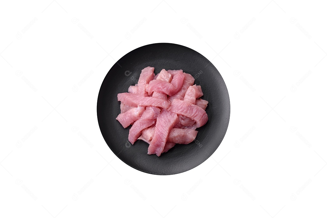 Carnes fatias sobre prato fundo isolado
