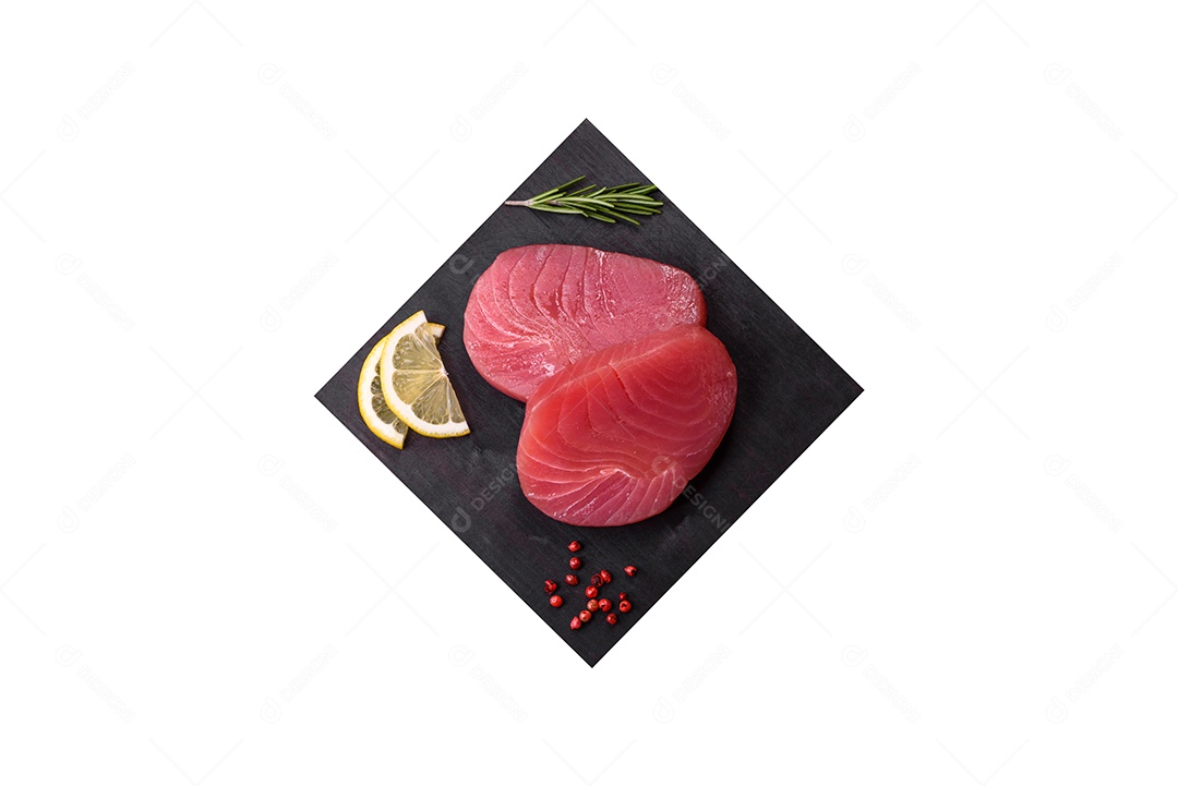 Carne crua sobre prato fundo isolado