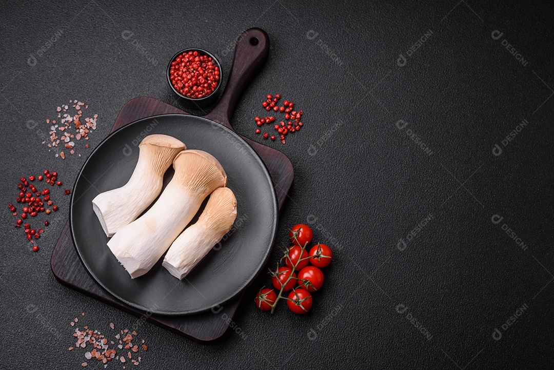 Cogumelos sobre prato fundo isolado