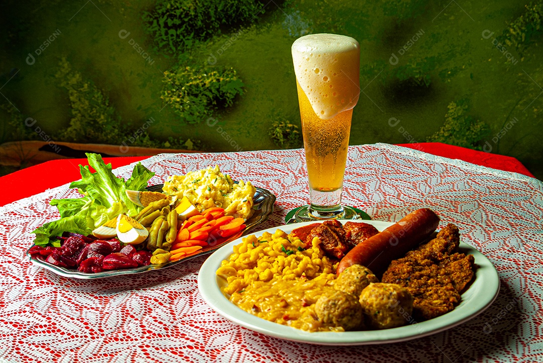 Banquete de comida sobre uma mesa de madeira