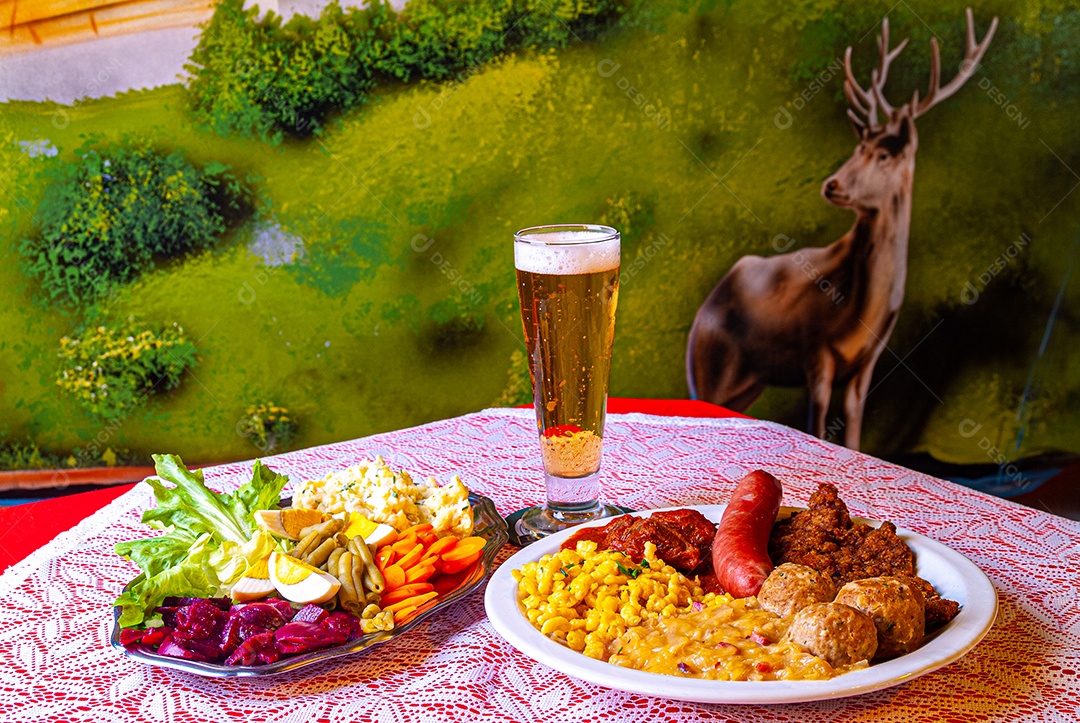 Banquete de comida sobre uma mesa de madeira