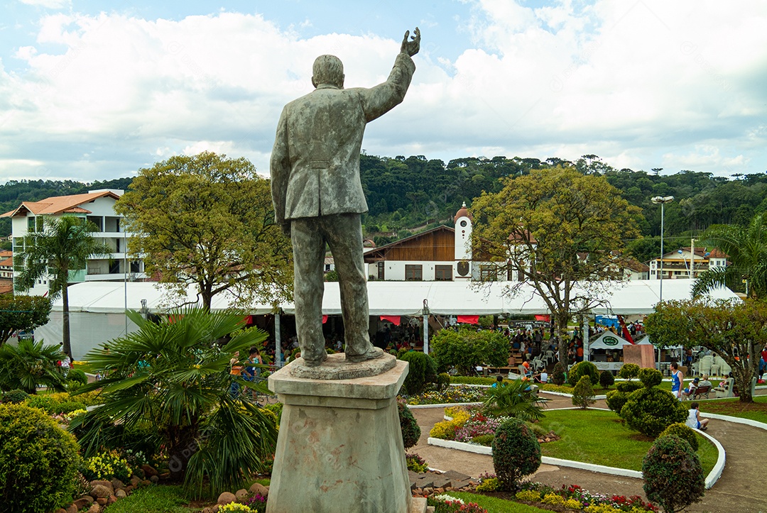 Estátua sobre fachada de cidade