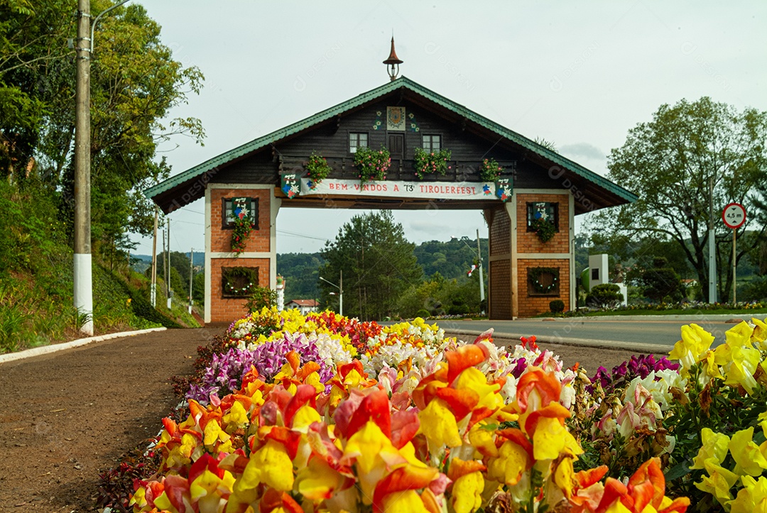 Fachada de uma entrada de cidade