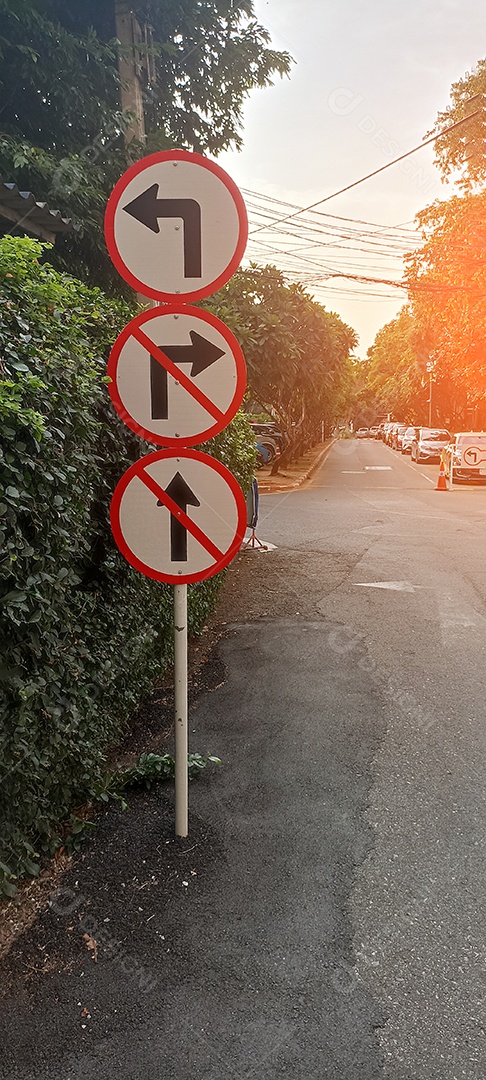 Sinais de trânsito não vire à direita não siga em frente vire à esquerda.