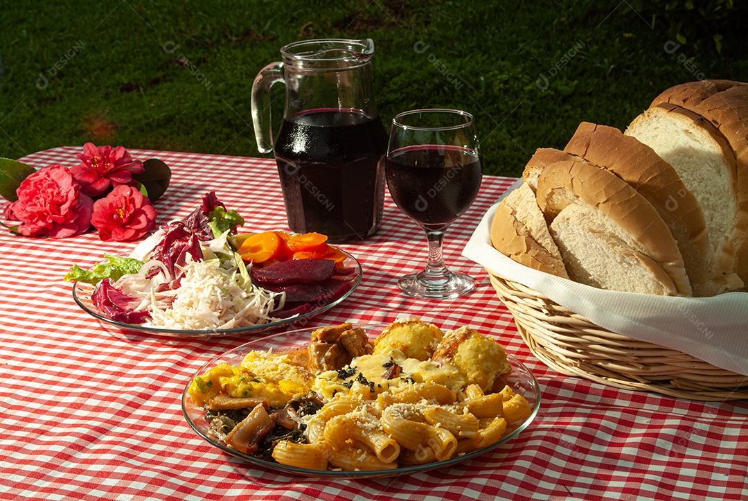 Café da manhã sobre uma mesa madeira