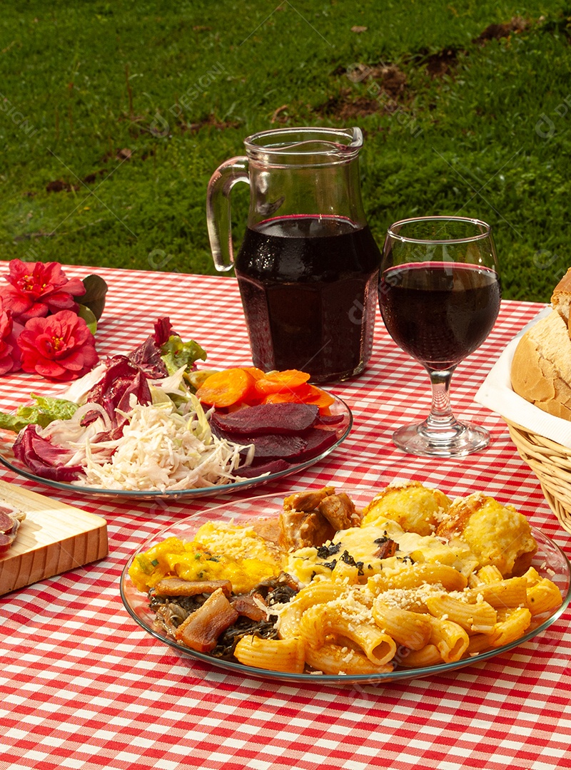 Café da manhã sobre uma mesa madeira