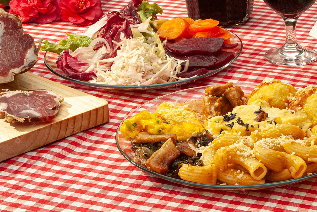 Café da manhã sobre uma mesa madeira